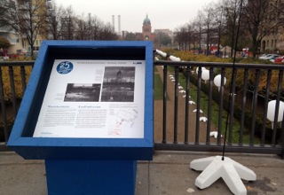 Thementafel zur Mauerkunst von Yadegar Asisi aus dem Jahr 1986, Berlin, Nov. 2104. Foto: Ilona Schäkel